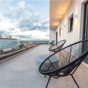 3 bedroom penthouse apartment with pool in Chania town, sleeps 6